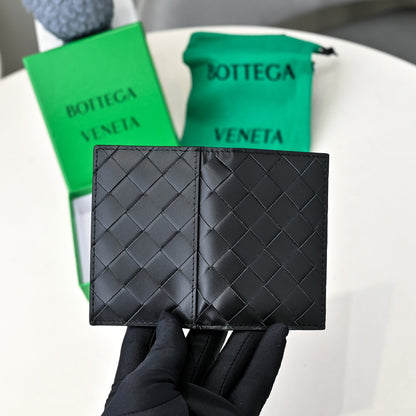 【ボッテガヴェネタ】春夏にぴったりの実用的で絶妙な小さな財布
