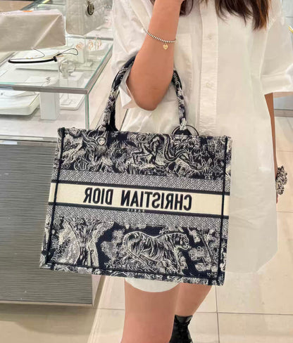 【ディオール】早い者勝ちブックトートミディアム バッグ　ロゴ