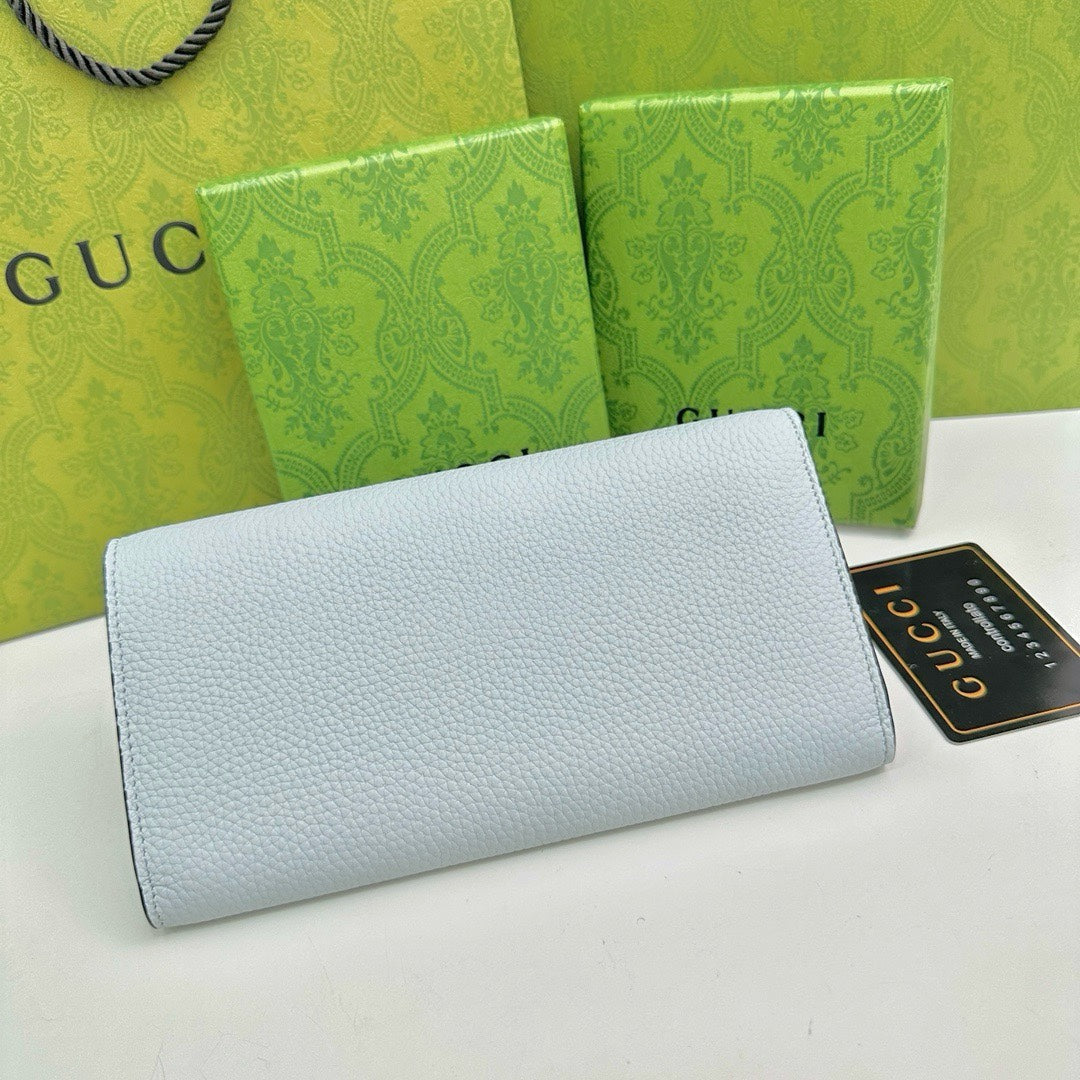 【グッチ】 春と夏定番人気♪ 薄型デザインでどんなシーンにもマッチ