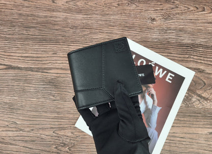 【ロエベ】高級感あふれるコンパクト財布 即完売必至