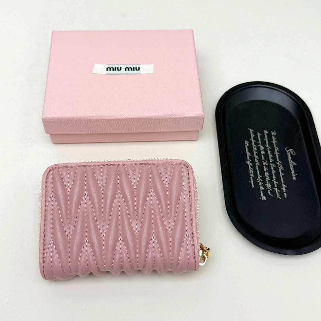 【ミュウミュウ】春夏にぴったりの実用的で絶妙な小さな財布2色