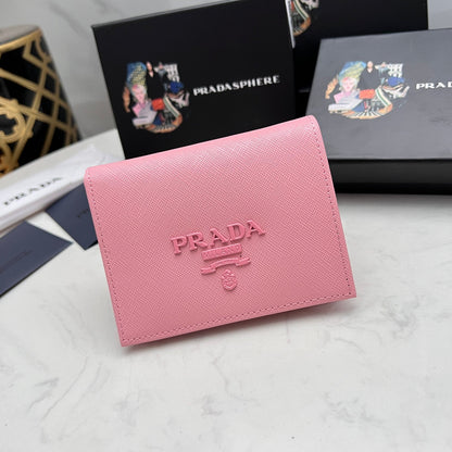 【プラダ】サフィアーノ素材使用 新作レディースミニ財布 在庫わずか
