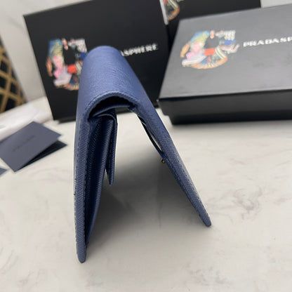 【プラダ】サフィアーノ素材使用 新作レディースミニ財布 在庫わずか