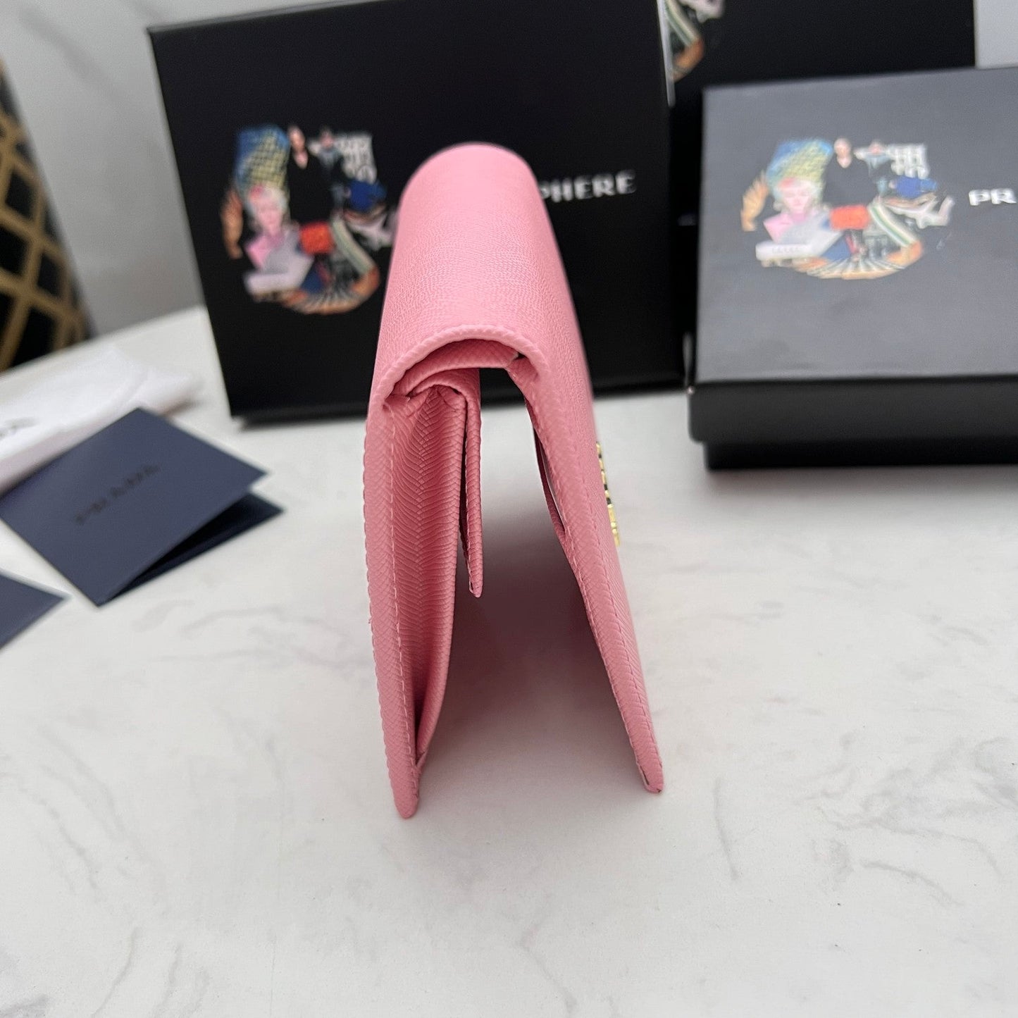 【プラダ】新作短財布 サフィアーノレザーの質感が魅力 5色