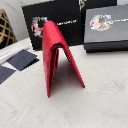 【プラダ】新作短財布 サフィアーノレザーの質感が魅力 5色