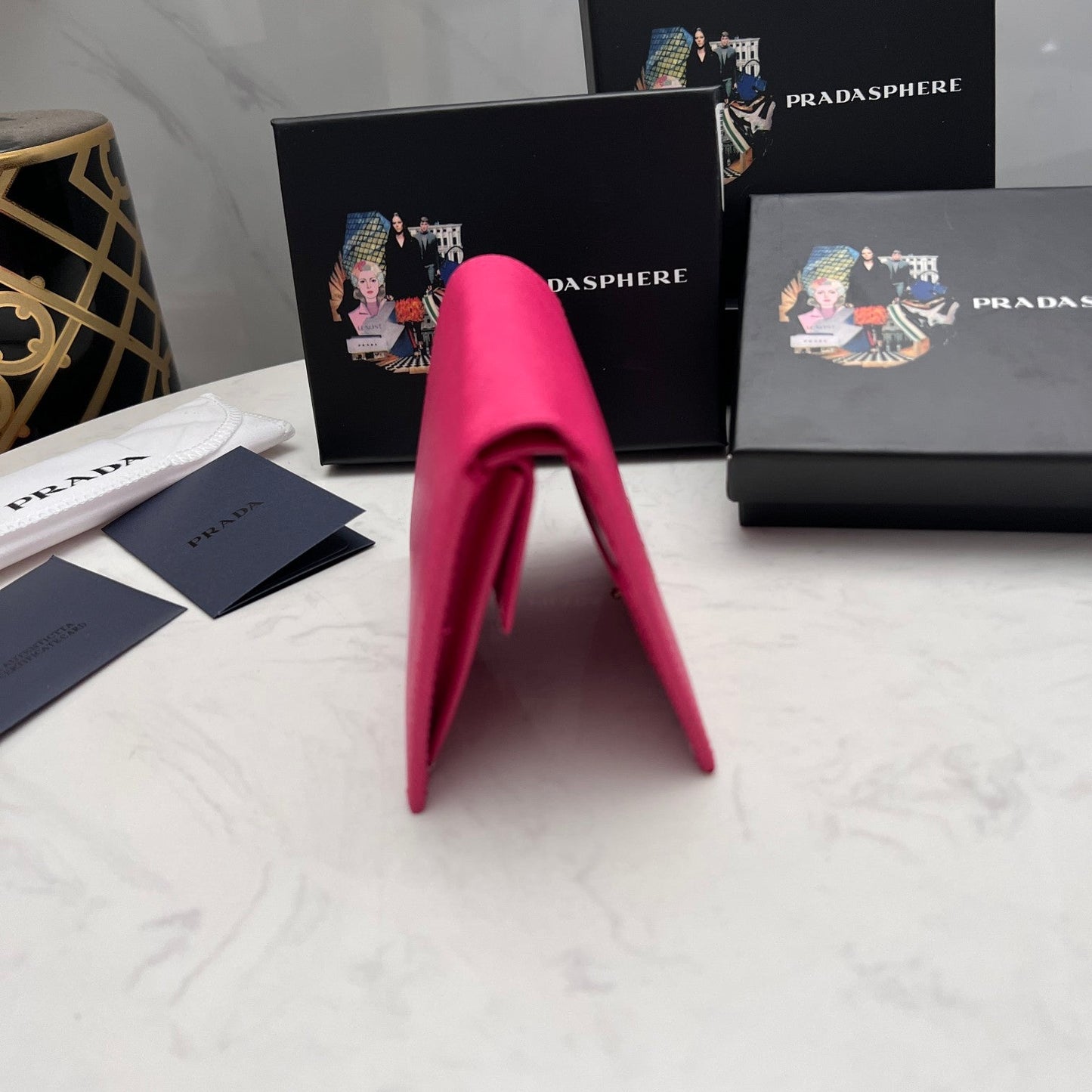 【プラダ】新作短財布 サフィアーノレザーの質感が魅力 5色