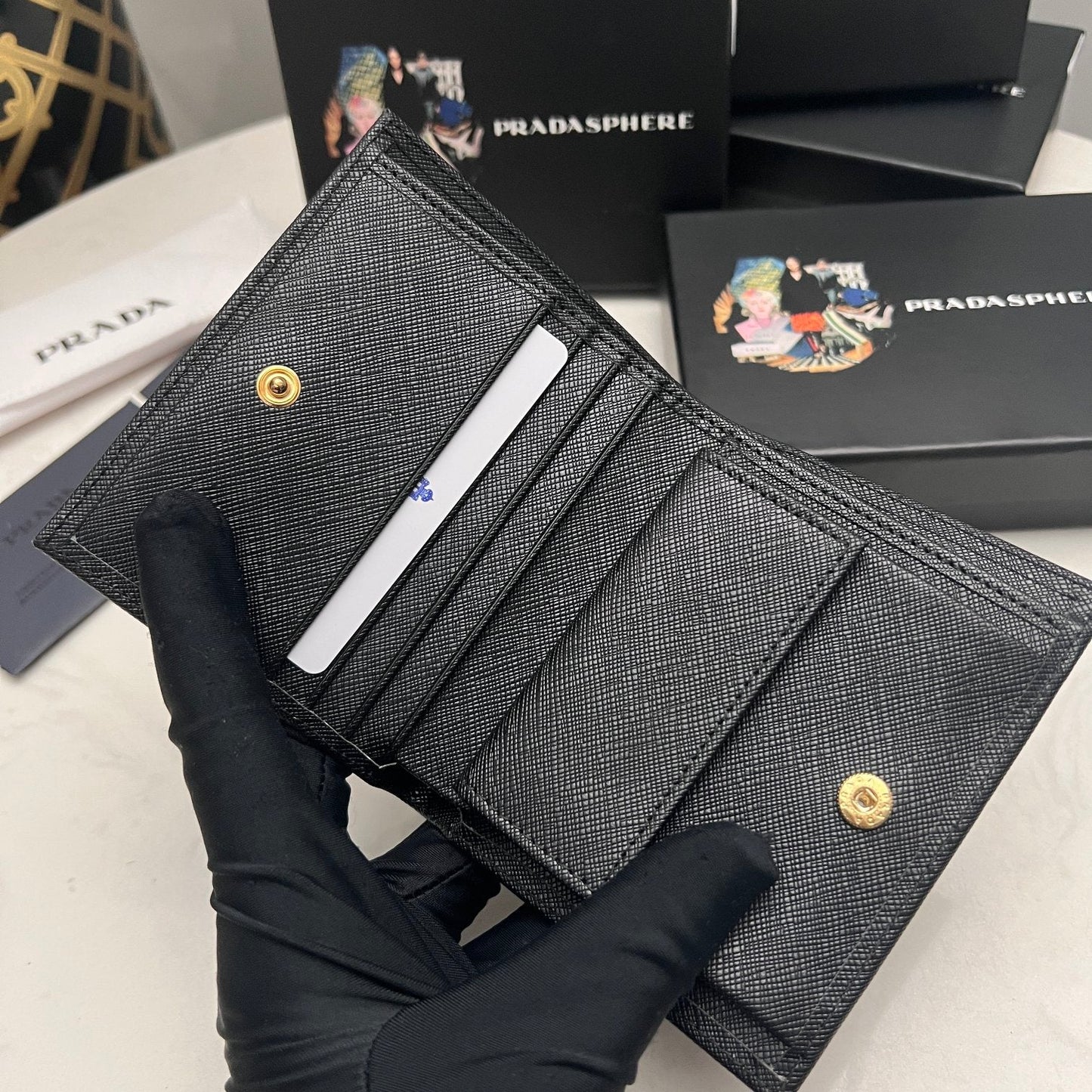 【プラダ】サフィアーノレザー使用 三角ロゴコインパース 春限定カラー展開中