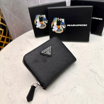 【プラダ】アイコニックな三角プレート付き 小さなジップ財布 春の新作