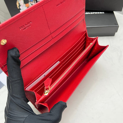 【プラダ】美しさと機能性を兼ね備えたフラップ长財布 今季注目