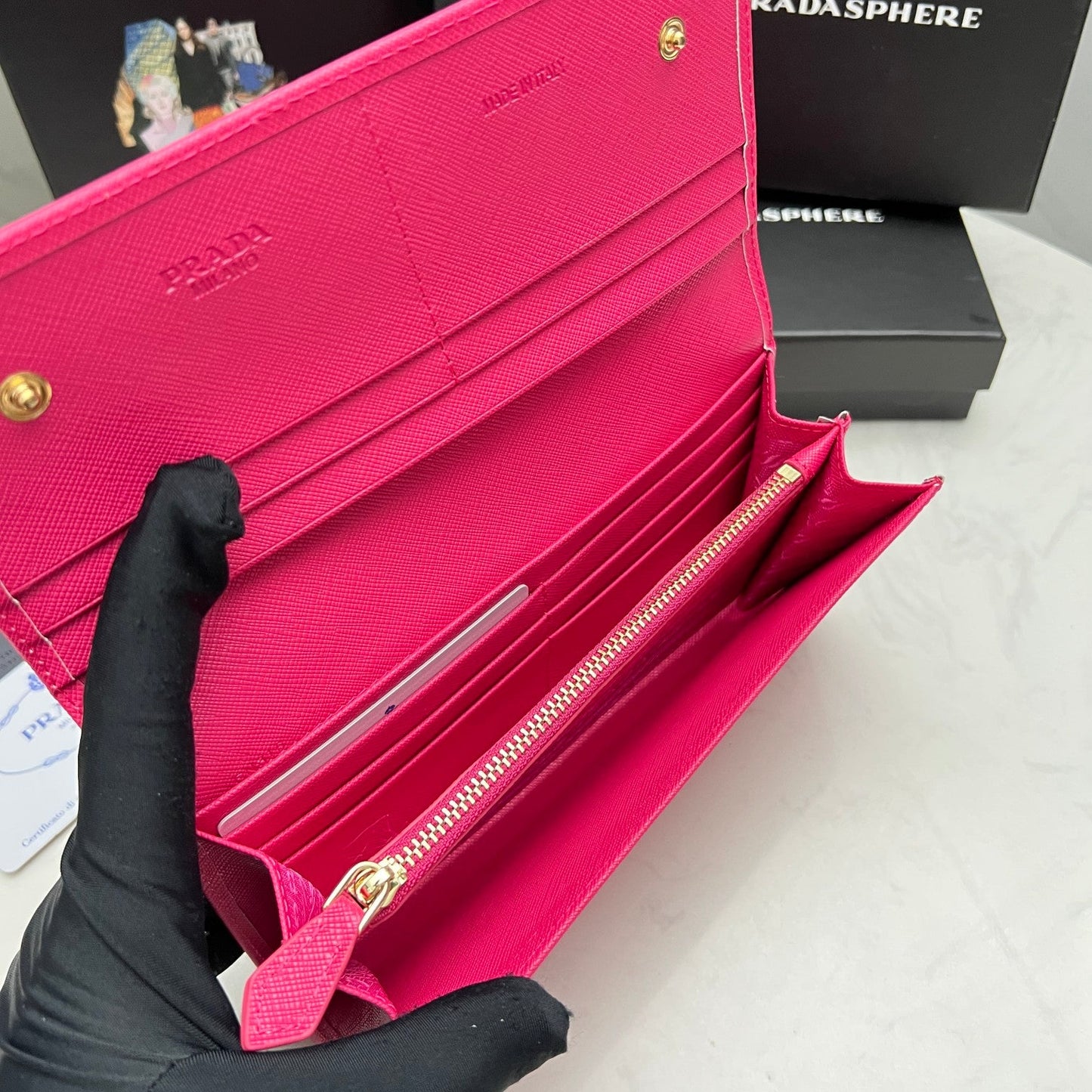 【プラダ】美しさと機能性を兼ね備えたフラップ长財布 今季注目