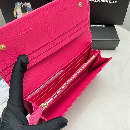 【プラダ】美しさと機能性を兼ね備えたフラップ长財布 今季注目