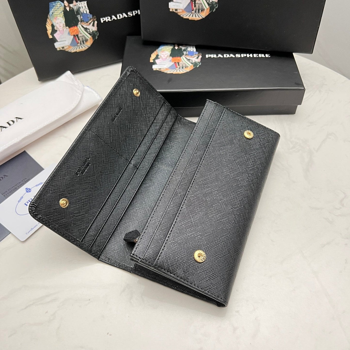 【プラダ】美しさと機能性を兼ね備えたフラップ长財布 今季注目