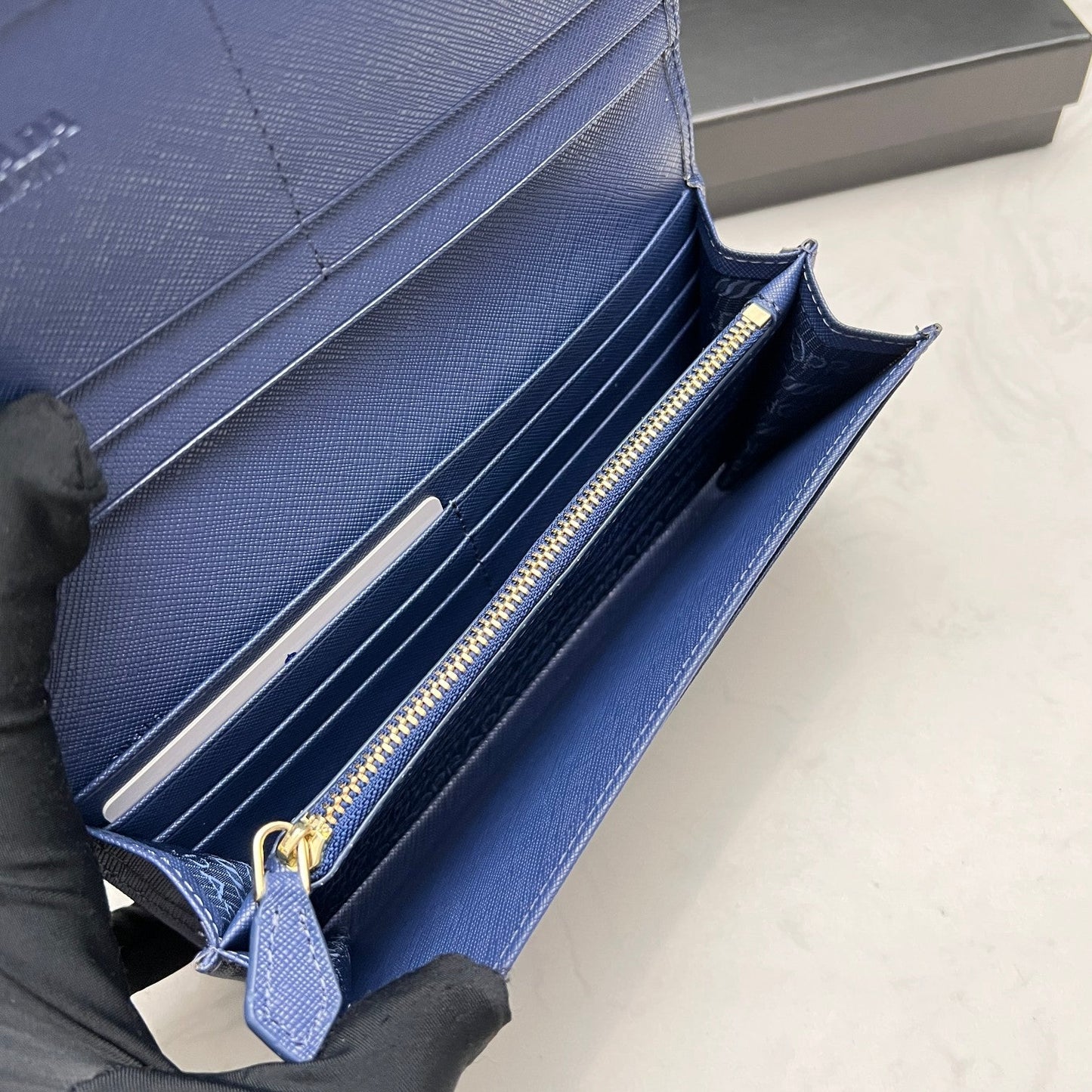 【プラダ】新作長財布 サフィアーノ素材で高級感満点