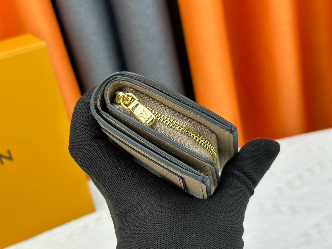 【ルイヴィトン】収納力抜群のミニ財布 上質感あふれるエンボス仕上げ