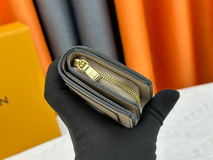 【ルイヴィトン】収納力抜群のミニ財布 上質感あふれるエンボス仕上げ