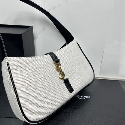 【サンローラン】LEA57ショルダーバッグ 軽量＆カジュアル 数量限定